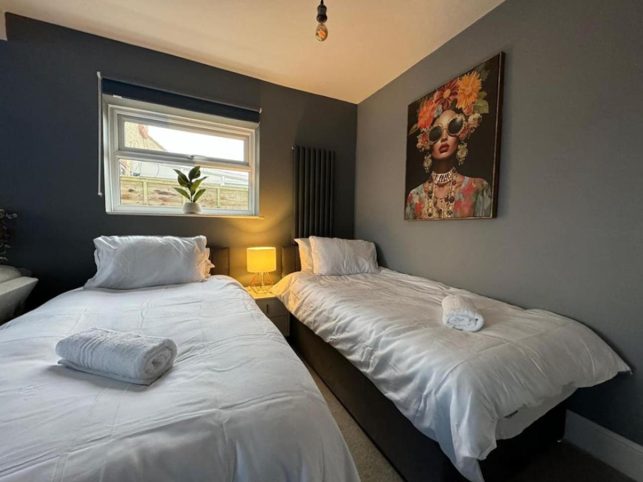 Cricklade House - Sleeps 10, Long Stay, Parking, Wifi