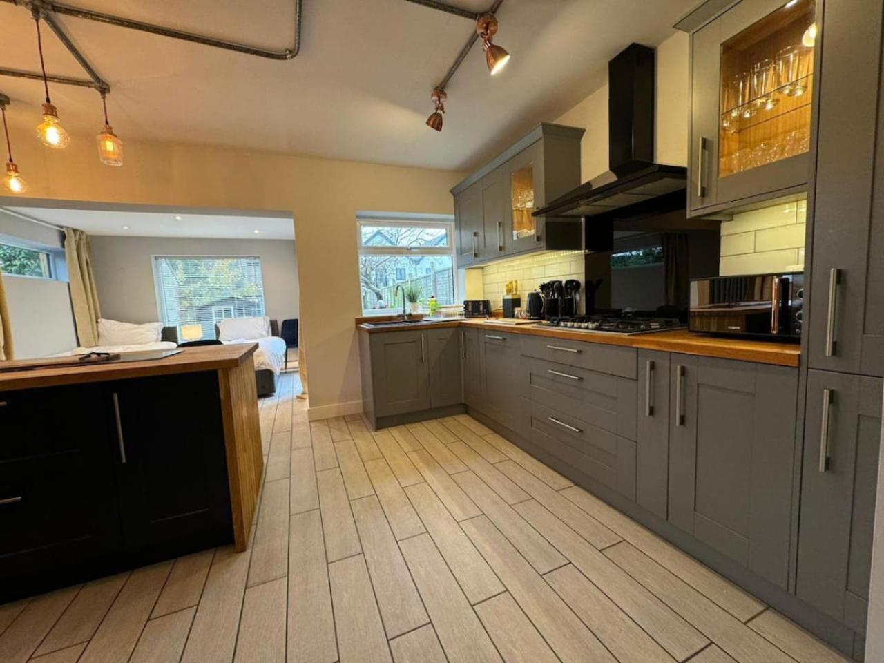 Cricklade House - Sleeps 10, Long Stay, Parking, Wifi *